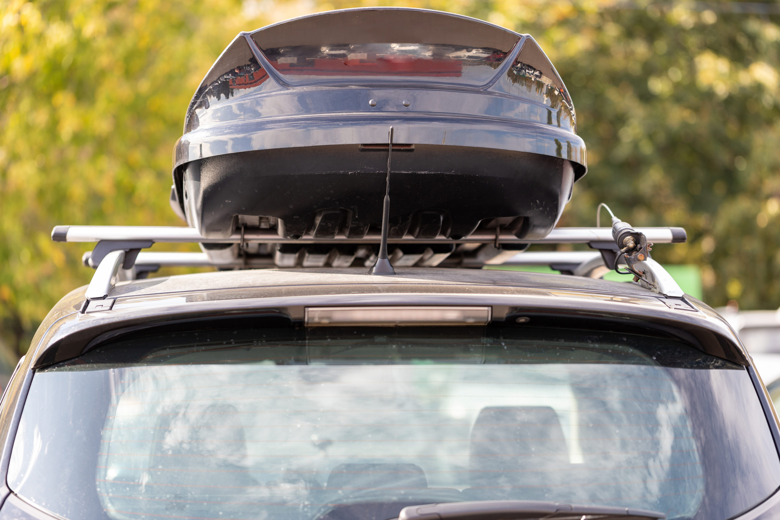 Preprava nákladu na streche auta pomocou strešného nosiča a popruhov