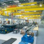 Priemyselný žeriav vo výrobnej hale pri manipulácii s materiálom