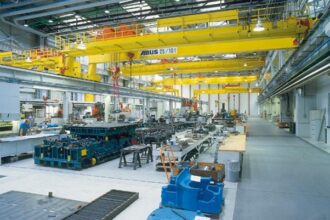 Priemyselný žeriav vo výrobnej hale pri manipulácii s materiálom