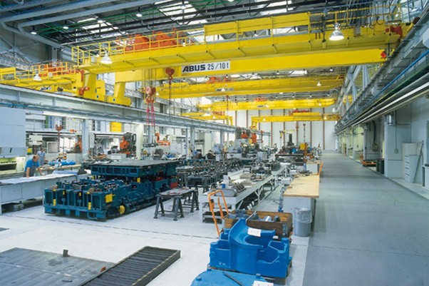 Priemyselný žeriav vo výrobnej hale pri manipulácii s materiálom