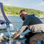 Príprava jachty na sezónu v prístave pred vyplávaním