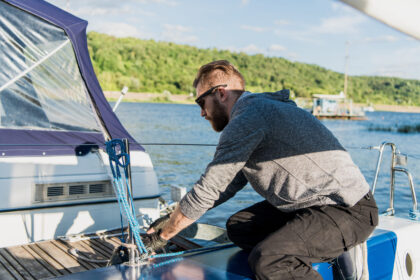 Príprava jachty na sezónu v prístave pred vyplávaním
