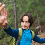 Deti sa hrajú a objavujú prírodu počas rodinnej túry v horách