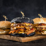 Šťavnatý burger s čerstvými ingredienciami podávaný na tanieri