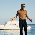 Ľudia oddychujú na palube jachty na otvorenom mori.