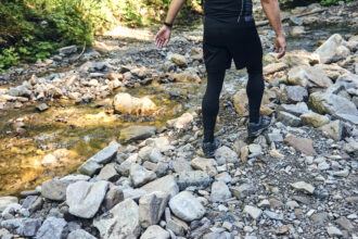 Snímač tlaku pneumatík TPMS namontovaný na kolese auta