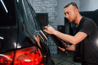Poškodené auto s preliačinami na karosérii po vandalizme.